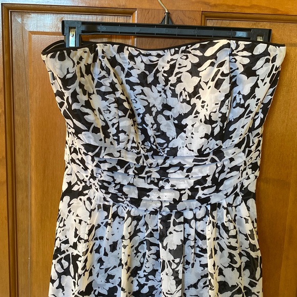 Strapless White House Black Market Hankerchief hemline Size 0 NWT - Picture 1 of 7
